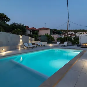 apartment-sara-trogir.splithotels.org/